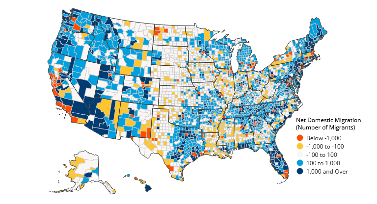 County-level maps showing domestic migration in 2019 and 2021. Many rural counties in 2019 show either no change in migration or loss in migration. In 2021, on the other hand, the map shows many more rural counties gaining migrants.